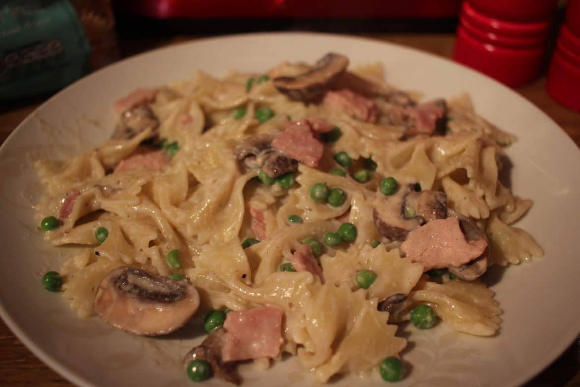 Creamy Pasta with Bacon, Peas and Mushrooms - Pinch Of Nom