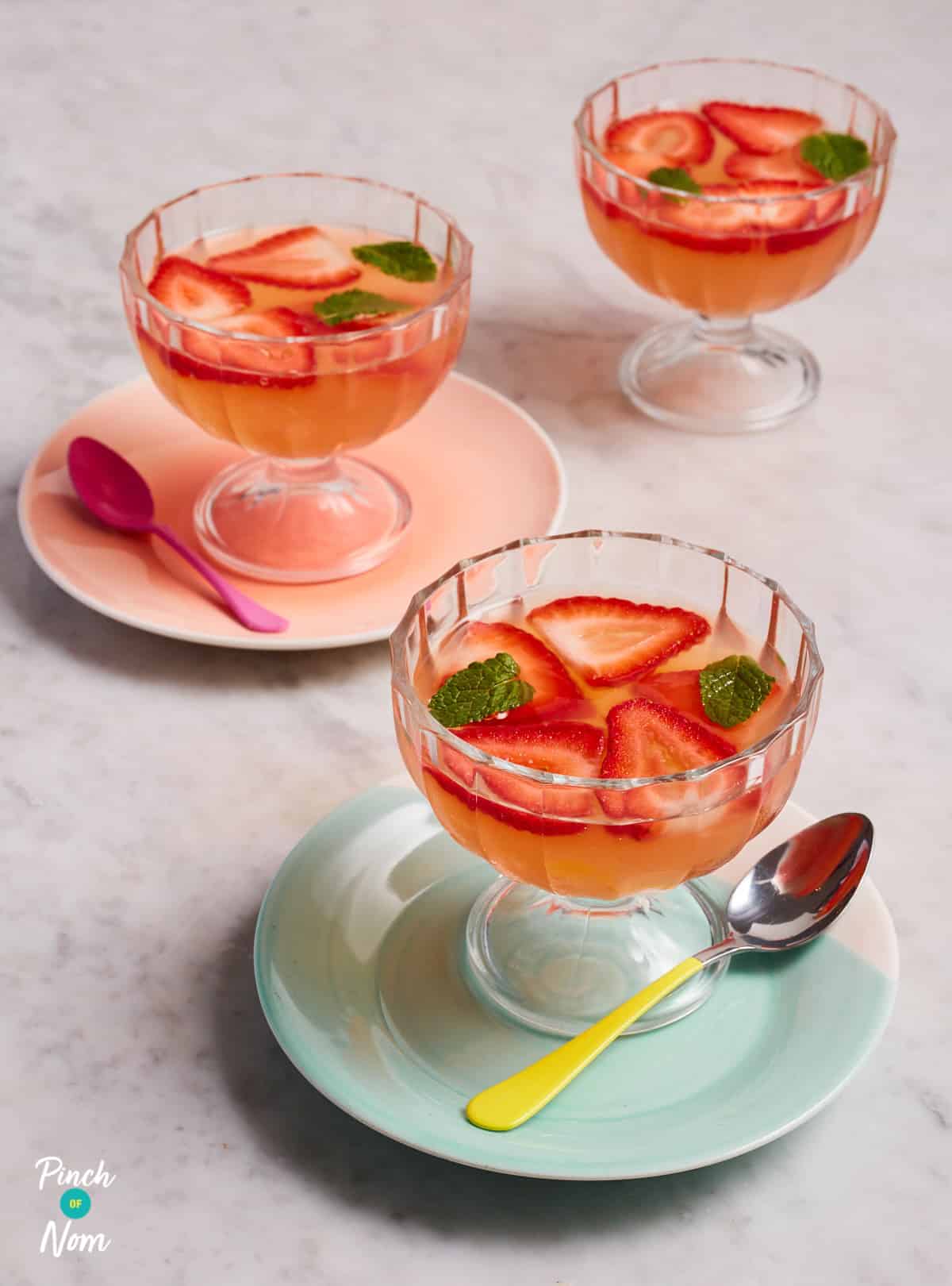 Strawberry Mojito Jellies - Pinch of Nom Slimming Recipes