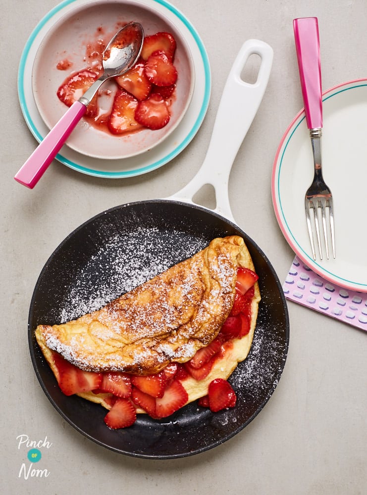 Strawberry Souffle Omelette - Pinch of Nom Slimming Recipes