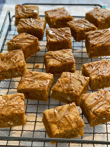 Biscoff Blondies pinchofnom.com