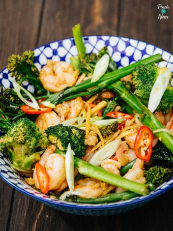 Broccoli, Chilli and King Prawn Stir Fry pinchofnom.com