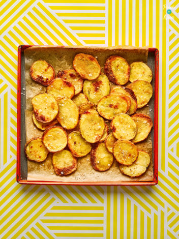 Garlic Scalloped Potatoes pinchofnom.com