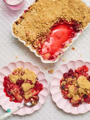 Vegan Blackberry and Apple Crumble pinchofnom.com