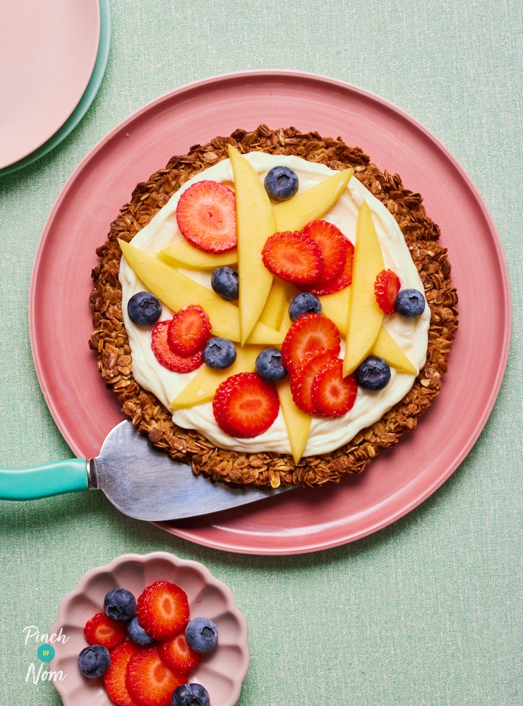 Fruity Flapjack Pizza - Pinch of Nom Slimming Recipes
