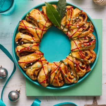 Mincemeat Christmas Wreath - Pinch of Nom Slimming Recipes