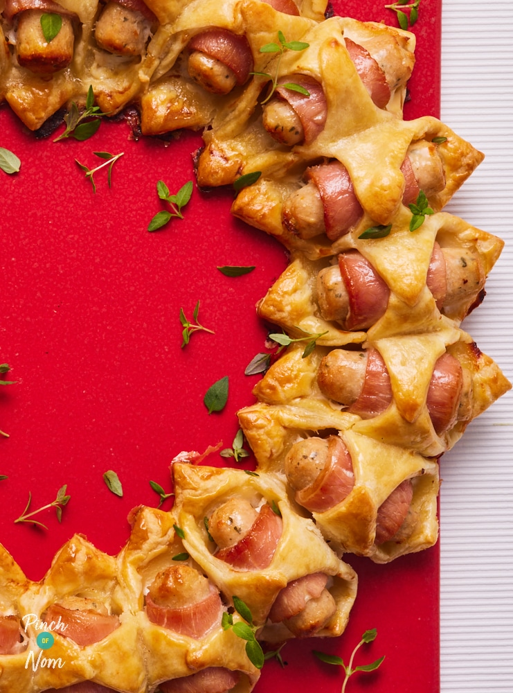 Pigs in Blankets Christmas Wreath - Pinch of Nom Slimming Recipes
