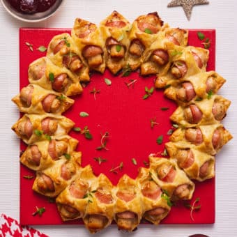 Pigs in Blankets Christmas Wreath - Pinch of Nom Slimming Recipes