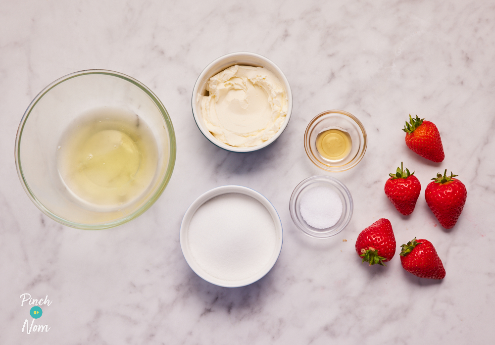 Creamy Strawberry Meringues - Pinch of Nom Slimming Recipes