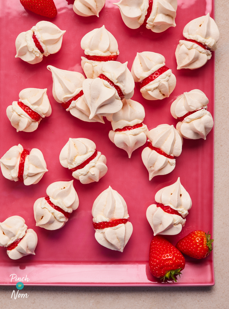 Creamy Strawberry Mini Meringues - Pinch of Nom Slimming Recipes