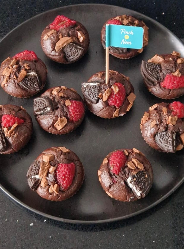Raspberry Cookie Brownies - Pinch of Nom Slimming Recipes