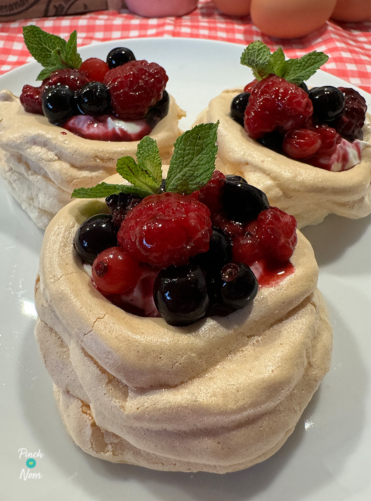 Air Fryer Pavlovas - Pinch of Nom Slimming Recipes