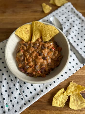 Slow Cooker Vegetarian White Chilli pinchofnom.com