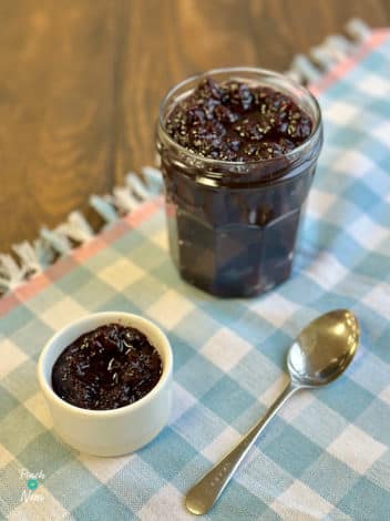 Slow Cooker Blueberry Chutney pinchofnom.com