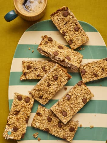 Banana Baked Oat Bars pinchofnom.com